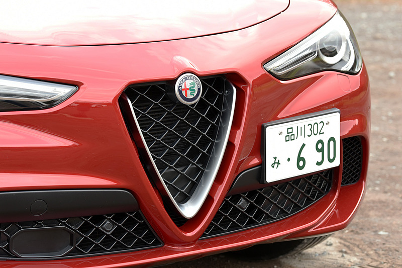 エクステリアではエンジンルームの熱を排出するエアベント付きのボンネットフードに加え、フロントバンパー、サイドスポイラー、リアバンパーなどが専用品。さらにガンメタリック仕上げの20インチアルミホイール（タイヤはピレリ「P ZERO」でフロント：255/45 R20、リア：285/40 R20）やツインデュアルエキゾーストパイプによりスポーティさを高めている