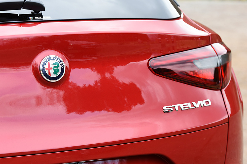 エクステリアではエンジンルームの熱を排出するエアベント付きのボンネットフードに加え、フロントバンパー、サイドスポイラー、リアバンパーなどが専用品。さらにガンメタリック仕上げの20インチアルミホイール（タイヤはピレリ「P ZERO」でフロント：255/45 R20、リア：285/40 R20）やツインデュアルエキゾーストパイプによりスポーティさを高めている