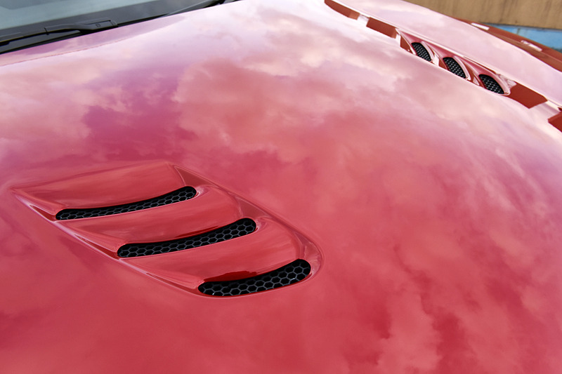 エクステリアではエンジンルームの熱を排出するエアベント付きのボンネットフードに加え、フロントバンパー、サイドスポイラー、リアバンパーなどが専用品。さらにガンメタリック仕上げの20インチアルミホイール（タイヤはピレリ「P ZERO」でフロント：255/45 R20、リア：285/40 R20）やツインデュアルエキゾーストパイプによりスポーティさを高めている