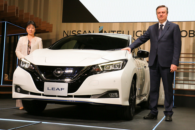 「リーフ e＋」発表会でプレゼンテーションを行なった日産自動車株式会社 専務執行役員 星野朝子氏（左）と日産自動車株式会社 副社長 ダニエレ・スキラッチ氏（右）