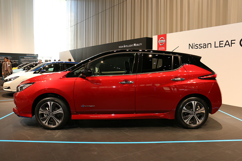 リーフ e＋ G（ラディアント レッド（PM）/スーパーブラック 2トーン）