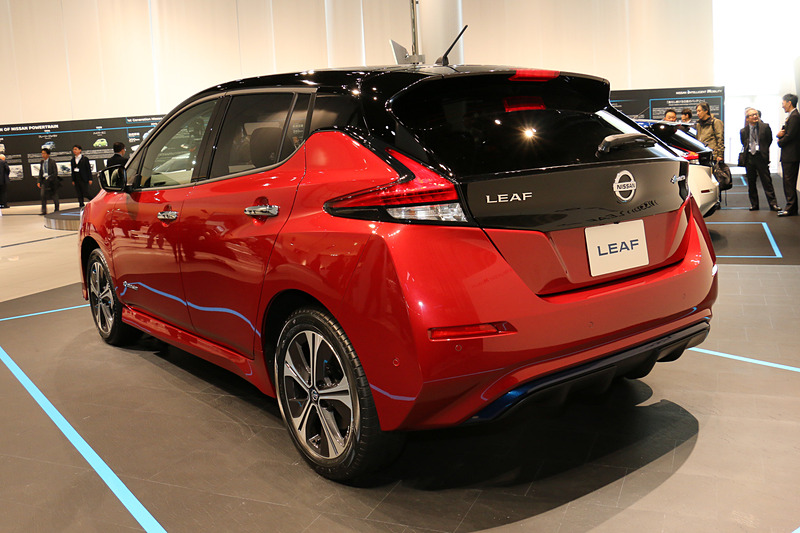 リーフ e＋ G（ラディアント レッド（PM）/スーパーブラック 2トーン）