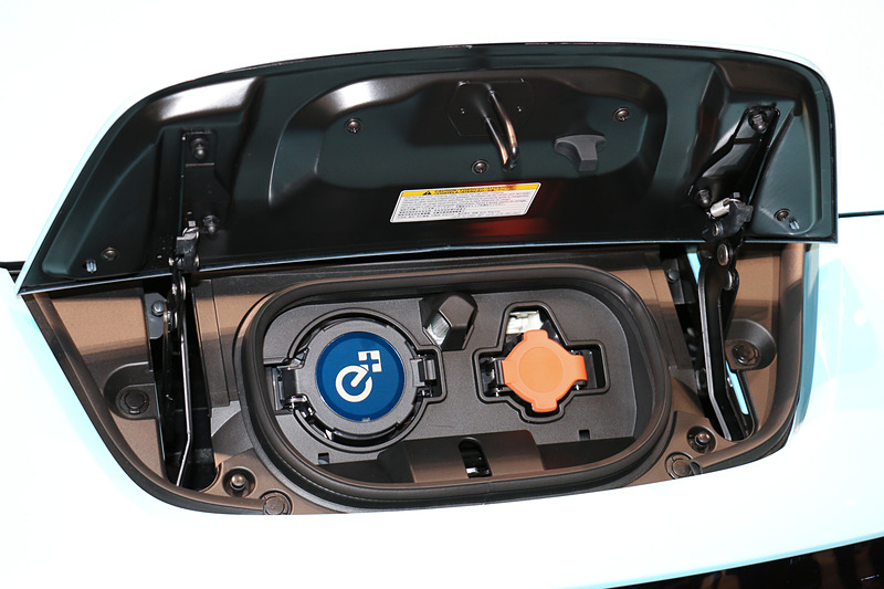 フロントノーズに設定された充電リッド内では、左側にあるチャデモ形式の急速充電ポートのリッドに「e＋」のロゴマークが入る