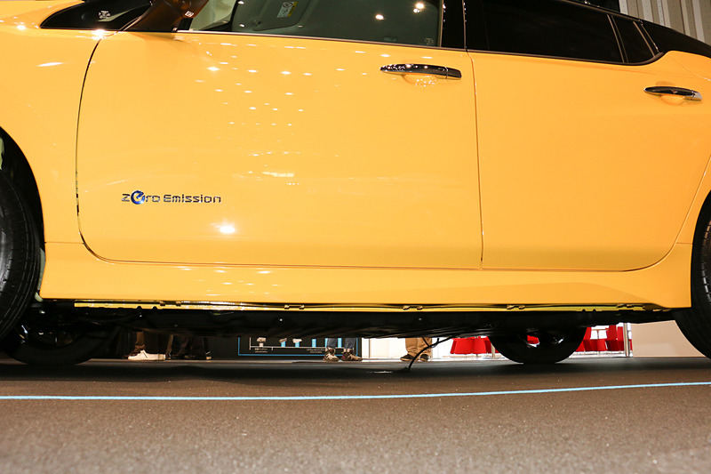 最低地上高が15mm低下する走行用バッテリーの張り出し。バッテリー自体は40kWh版から高さ（厚さ）が40mm増えており、車高と最低地上高を除く20mm分は、フロアにマウントする構造などを改良し、40kWh版よりもクリアランスを狭くして吸収している