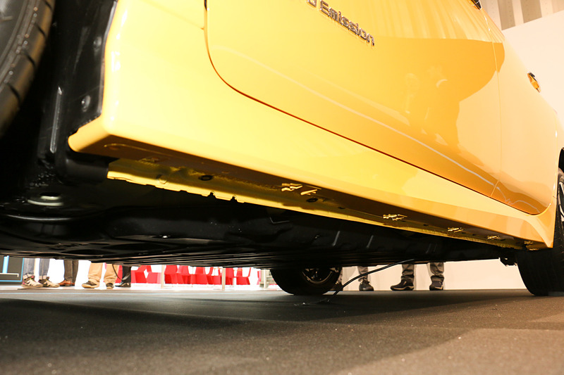 最低地上高が15mm低下する走行用バッテリーの張り出し。バッテリー自体は40kWh版から高さ（厚さ）が40mm増えており、車高と最低地上高を除く20mm分は、フロアにマウントする構造などを改良し、40kWh版よりもクリアランスを狭くして吸収している