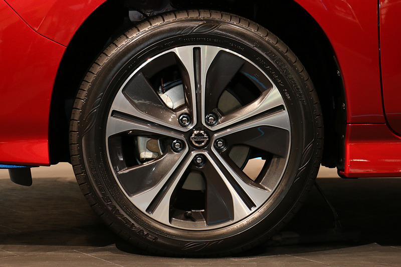 タイヤサイズは215/50 R17。アルミホイールのセンターキャップがシルバーからブラックに変更された