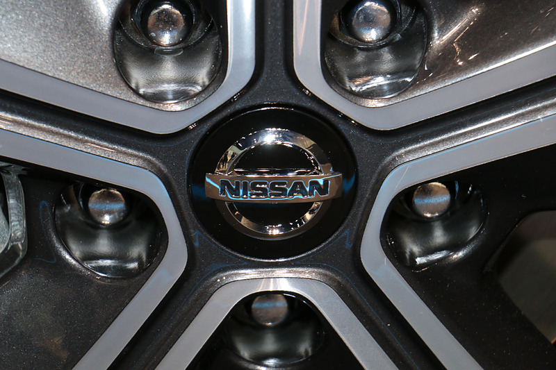 タイヤサイズは215/50 R17。アルミホイールのセンターキャップがシルバーからブラックに変更された