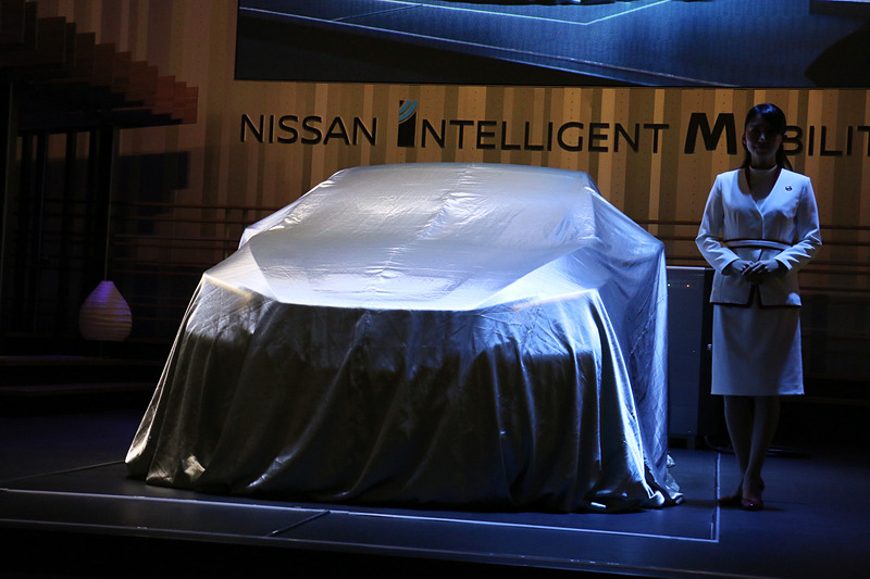 スキラッチ副社長のプレゼンテーション中に、ステージ上に置かれたリーフ e＋がアンベールされた