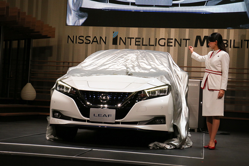 スキラッチ副社長のプレゼンテーション中に、ステージ上に置かれたリーフ e＋がアンベールされた