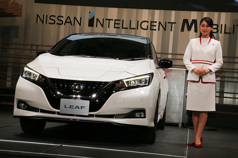 スキラッチ副社長のプレゼンテーション中に、ステージ上に置かれたリーフ e＋がアンベールされた