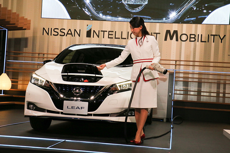 「日産ミスフェアレディ」の手により、V2Hシステムのパワーコントロールシステムとリーフ e＋を接続