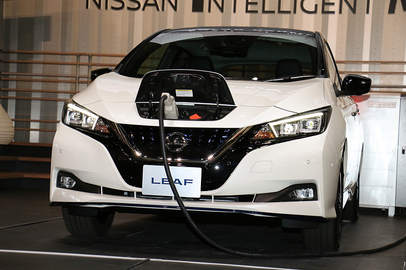 「日産ミスフェアレディ」の手により、V2Hシステムのパワーコントロールシステムとリーフ e＋を接続