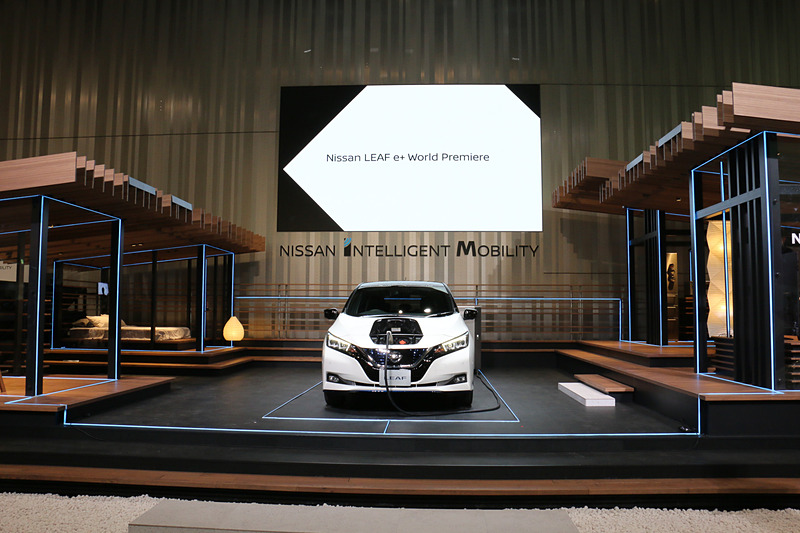 電気の流れをフロアや壁面などに設置したブルーのイルミネーションで表現