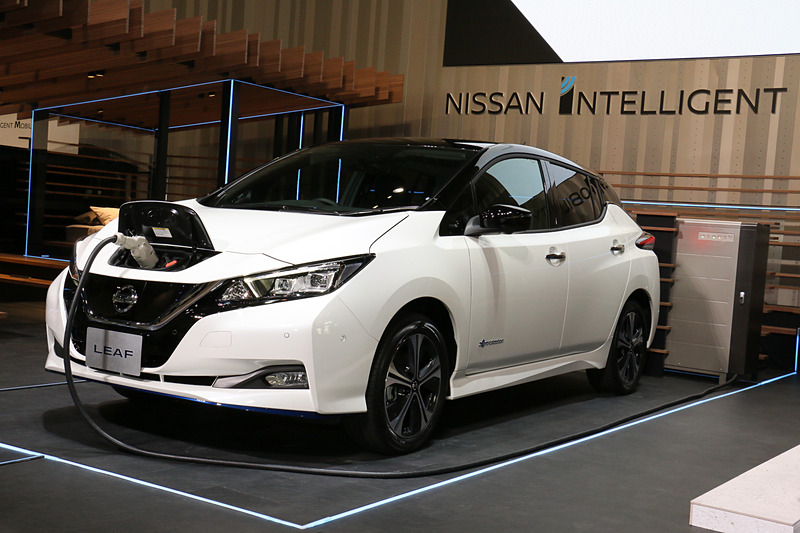 電気の流れをフロアや壁面などに設置したブルーのイルミネーションで表現