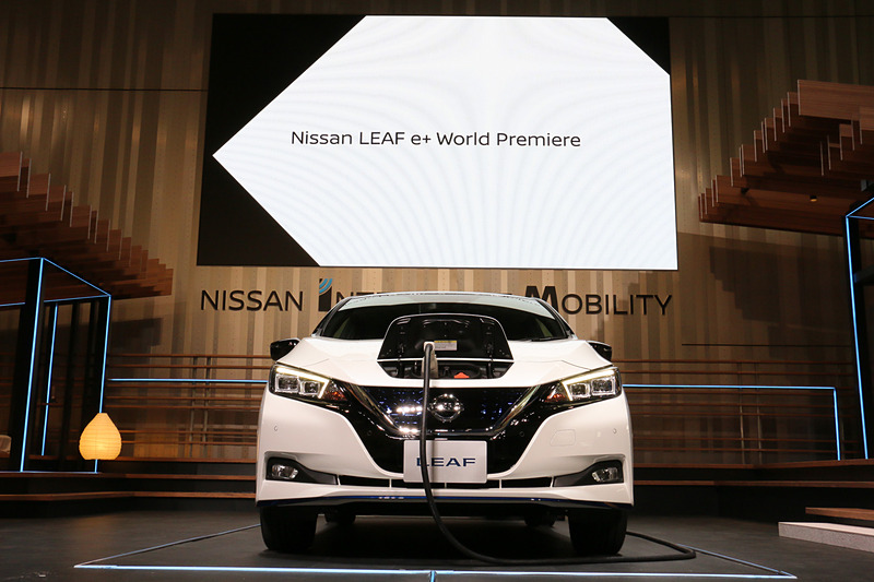 家の屋根に設置した太陽光パネルで発電した電気をリーフに充電し、状況に応じて家庭内で使うさまざまな家電製品に電力供給するイメージを紹介。洗濯機やドライヤー、IHクッキングヒーターといった大きな電力を必要とする家電製品を複数利用しても問題が起きないことをアピール