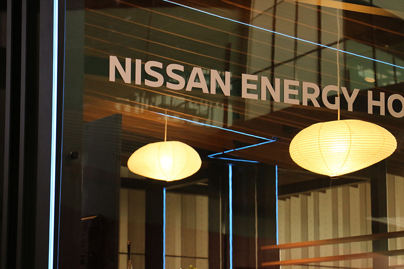 家の屋根に設置した太陽光パネルで発電した電気をリーフに充電し、状況に応じて家庭内で使うさまざまな家電製品に電力供給するイメージを紹介。洗濯機やドライヤー、IHクッキングヒーターといった大きな電力を必要とする家電製品を複数利用しても問題が起きないことをアピール