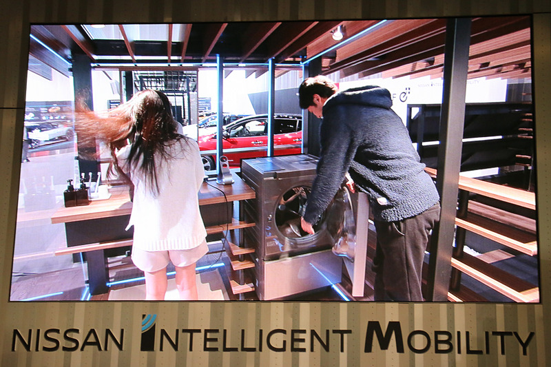 家の屋根に設置した太陽光パネルで発電した電気をリーフに充電し、状況に応じて家庭内で使うさまざまな家電製品に電力供給するイメージを紹介。洗濯機やドライヤー、IHクッキングヒーターといった大きな電力を必要とする家電製品を複数利用しても問題が起きないことをアピール