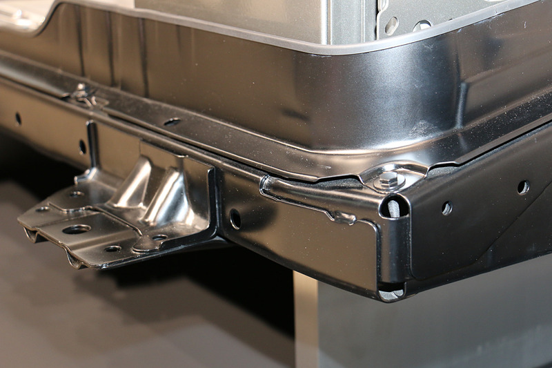 バッテリーの大容量化に伴いバッテリーケースもサイズアップ。40kWh版（左）と比べて62kWh版（右）は側面の高さが増えてより強固な構造になり、ボディのねじり剛性が8％アップしている