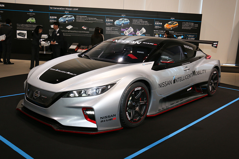 リーフの派生モデルなども車両展示。こちらは2018年11月に世界初公開された「リーフ NISMO RC」