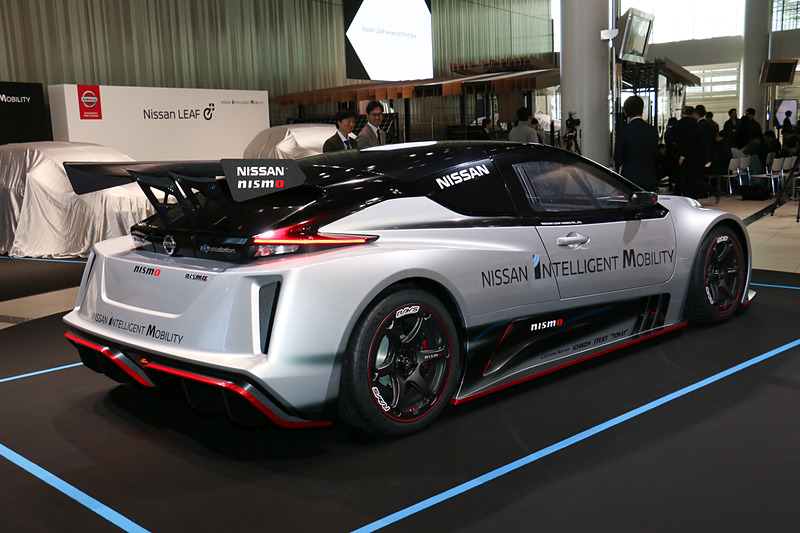 リーフの派生モデルなども車両展示。こちらは2018年11月に世界初公開された「リーフ NISMO RC」
