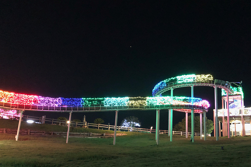 伊豆ぐらんぱる公園は、イルミネーション点灯時間にも遊べる乗り物やアトラクションがあるので、夕方から行っても大満足なのが嬉しいところ。私たちが訪れた2018年夏には、このロング滑り台も遊べたんですよ～。ゴーカートも乗れて、そちらは暗い中で走るのでパパが大興奮していました（笑）