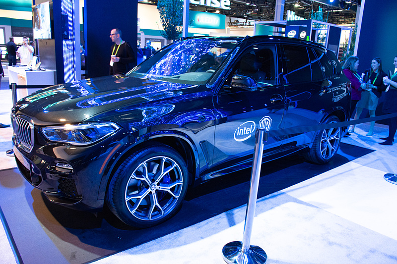 CES 2019のインテルブースでは自動運転分野の展示が行なわれている