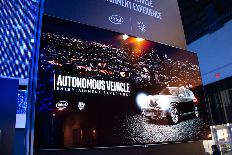 ドアにはインテルとワーナーブラザースのロゴが