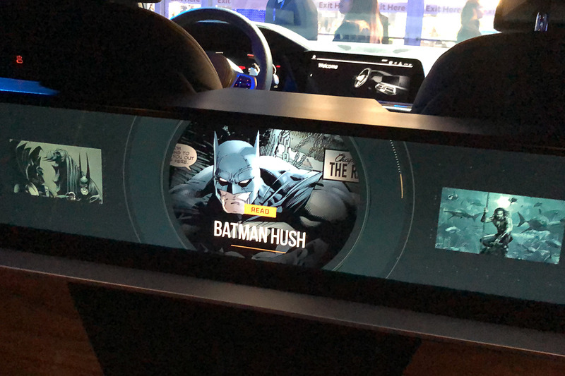 運転席と助手席の背後には埋め込み式ディスプレイがあり、コンテンツを表示する