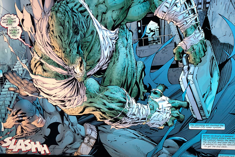 後部座席の右側窓から正面のディスプレイに飛び出した敵がバットマンに襲いかかる