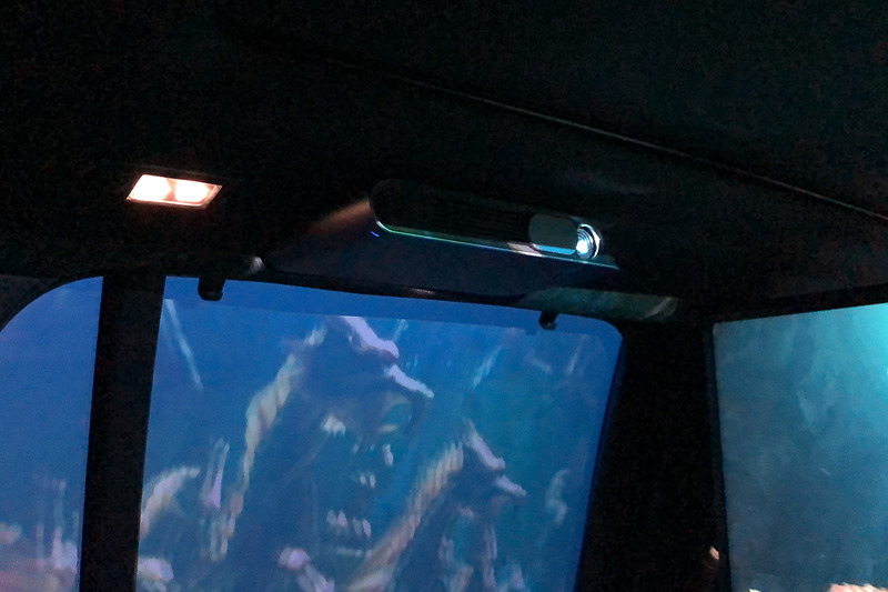 スマホアプリで配車やドアロックの解錠を行なう。バットマン（ブルース・ウェイン）のWayne Techが開発した、という体