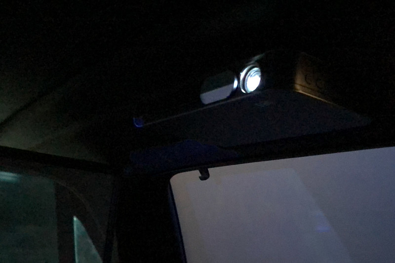 車内には2基のプロジェクタが設置してあり、それぞれ後部座席の左右窓に映像を投射する