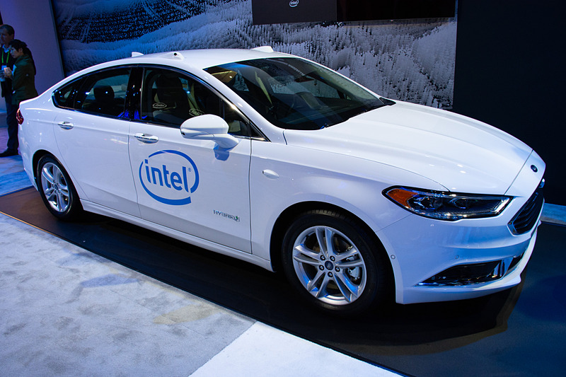 モービルアイの衝突防止システムとカメラを搭載したデモ車。エルサレムを自動運転した様子をVRゴーグルで追体験できる展示も