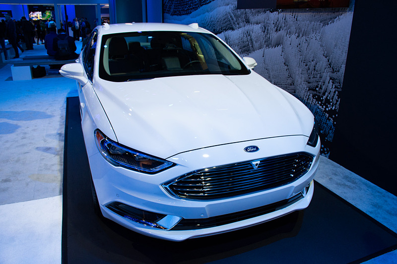 モービルアイの衝突防止システムとカメラを搭載したデモ車。エルサレムを自動運転した様子をVRゴーグルで追体験できる展示も