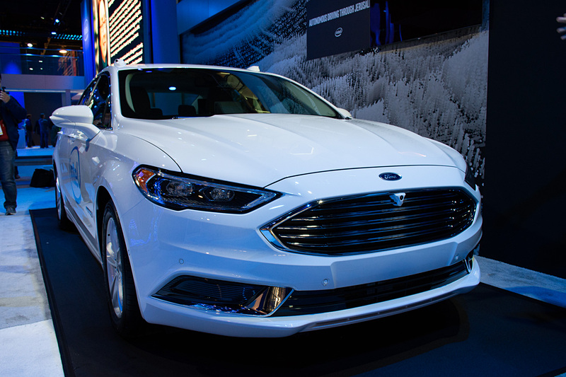 モービルアイの衝突防止システムとカメラを搭載したデモ車。エルサレムを自動運転した様子をVRゴーグルで追体験できる展示も