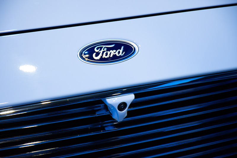 モービルアイの衝突防止システムとカメラを搭載したデモ車。エルサレムを自動運転した様子をVRゴーグルで追体験できる展示も