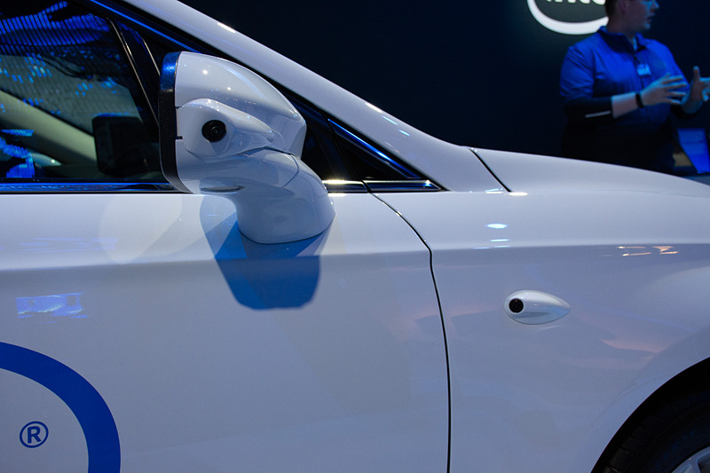 モービルアイの衝突防止システムとカメラを搭載したデモ車。エルサレムを自動運転した様子をVRゴーグルで追体験できる展示も