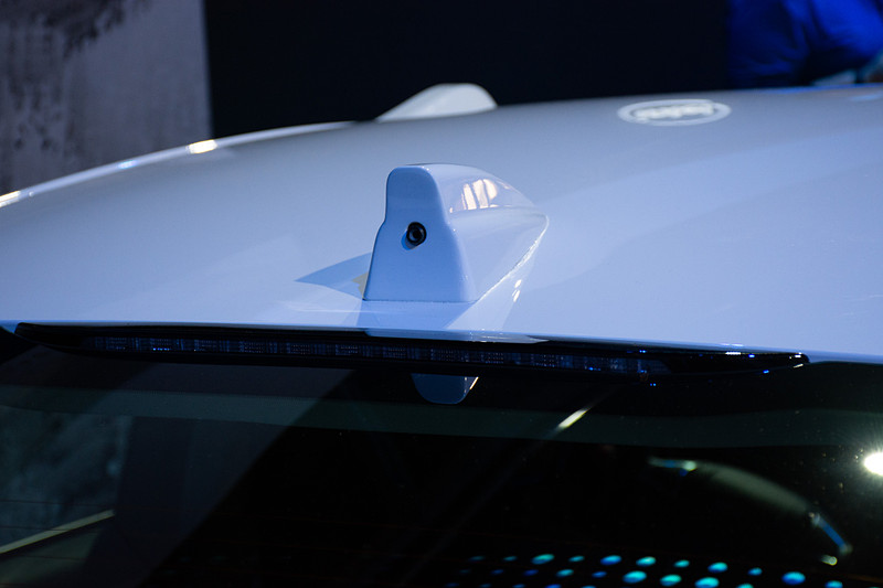 モービルアイの衝突防止システムとカメラを搭載したデモ車。エルサレムを自動運転した様子をVRゴーグルで追体験できる展示も