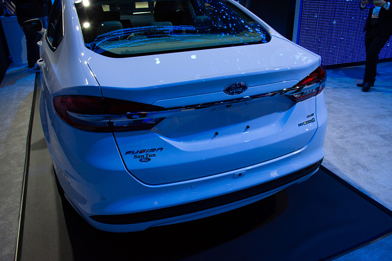 モービルアイの衝突防止システムとカメラを搭載したデモ車。エルサレムを自動運転した様子をVRゴーグルで追体験できる展示も