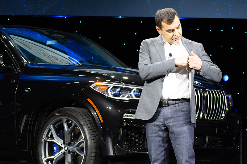 懐からEyeQ5搭載ボードを取り出すShashua氏