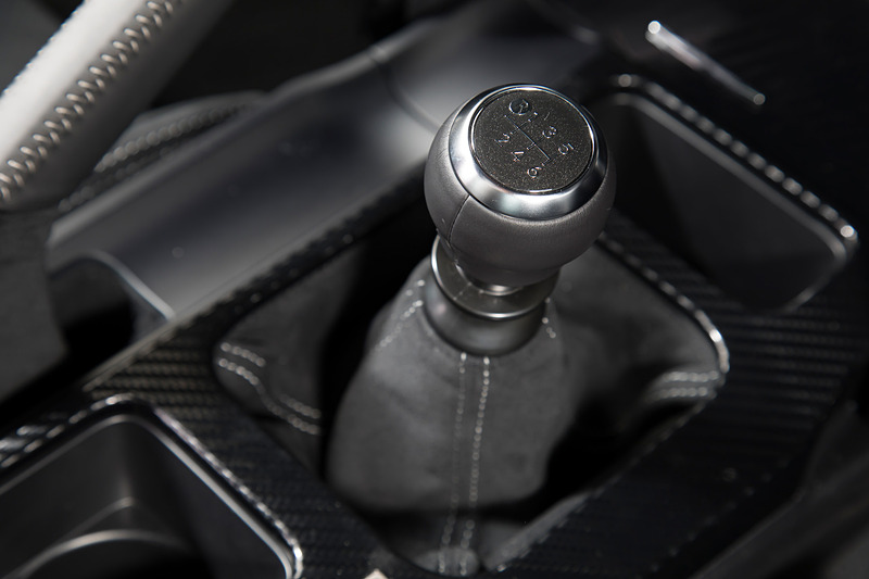 インテリアではカーボン調加飾とピアノブラック塗装を組み合わせたインストルメントパネル、ウルトラスエード表皮の専用スポーツフロントシートなどを装備