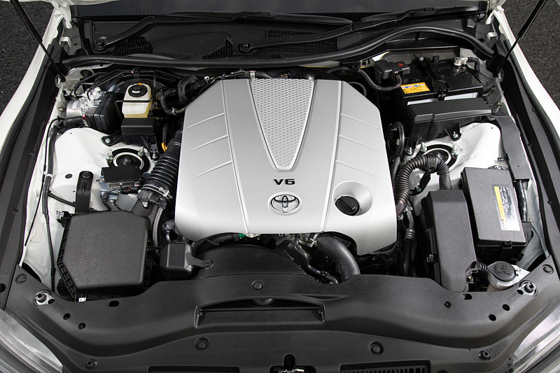 V型6気筒DOHC 3.5リッター「2GR-FSE」型エンジンは最高出力234kW（318PS）/6400rpm、最大トルク380Nm（38.7kgfm）/4800rpmを発生