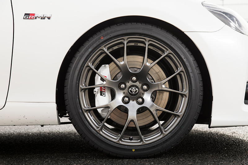 エクステリアではフロントバンパーなど光輝部品加飾のダーク化、4本出しマフラー（大型バッフル）といった専用装備が与えられる。足下はBBS製の19インチ鍛造アルミホイールに前後異サイズタイヤ（フロント：235/40 R19、リア：255/35 R19）の組み合わせ