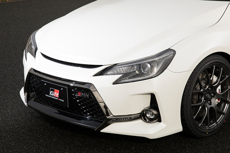 エクステリアではフロントバンパーなど光輝部品加飾のダーク化、4本出しマフラー（大型バッフル）といった専用装備が与えられる。足下はBBS製の19インチ鍛造アルミホイールに前後異サイズタイヤ（フロント：235/40 R19、リア：255/35 R19）の組み合わせ