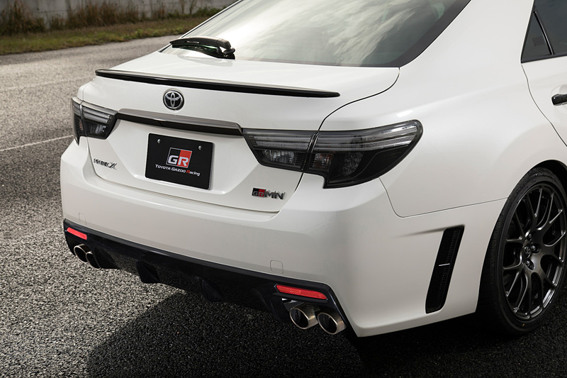 エクステリアではフロントバンパーなど光輝部品加飾のダーク化、4本出しマフラー（大型バッフル）といった専用装備が与えられる。足下はBBS製の19インチ鍛造アルミホイールに前後異サイズタイヤ（フロント：235/40 R19、リア：255/35 R19）の組み合わせ