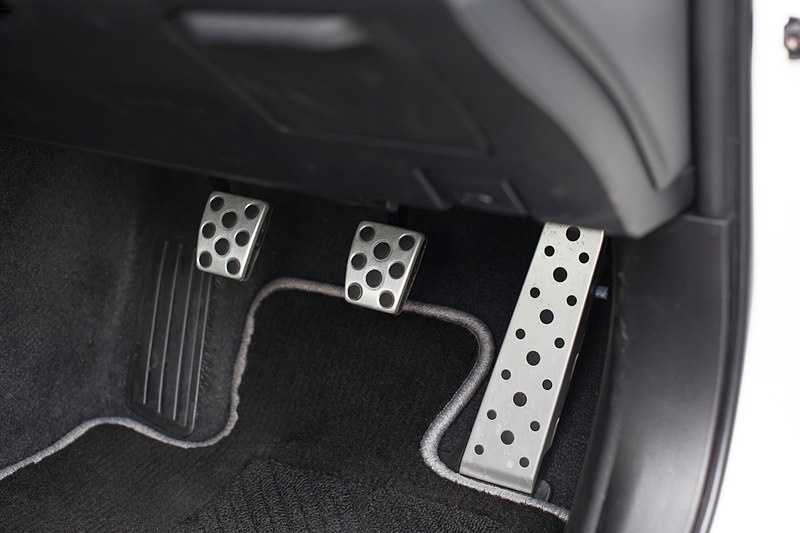 インテリアではカーボン調加飾とピアノブラック塗装を組み合わせたインストルメントパネル、ウルトラスエード表皮の専用スポーツフロントシートなどを装備