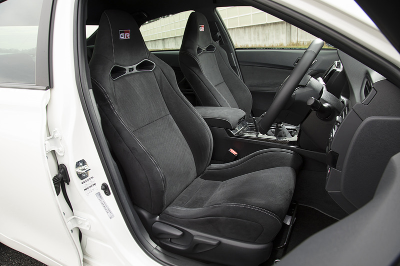 インテリアではカーボン調加飾とピアノブラック塗装を組み合わせたインストルメントパネル、ウルトラスエード表皮の専用スポーツフロントシートなどを装備