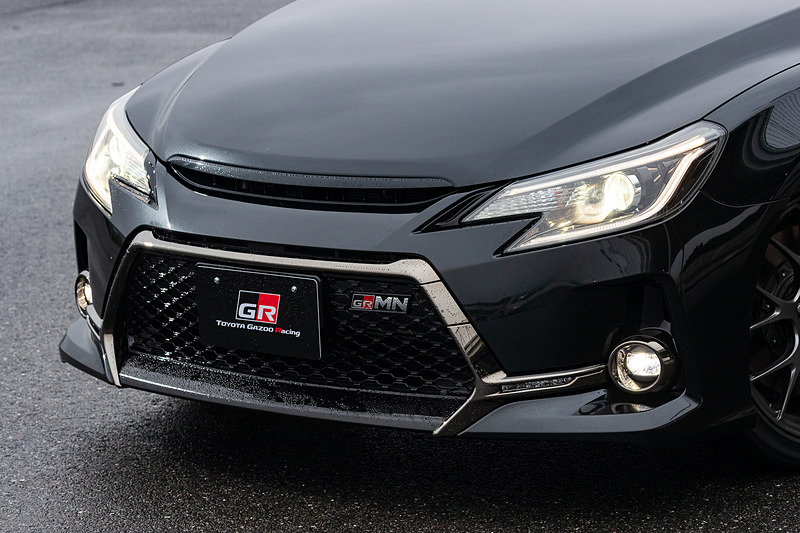 フロントバンパーなど光輝部品加飾のダーク化を行なうとともに、4本出しマフラー（大型バッフル）、BBS製の19インチ鍛造アルミホイール＆前後異サイズタイヤ、リアスポイラー、ブレーキキャリパー（ホワイト塗装、対向4ピストンキャリパーのフロントのみGRロゴ付）＆スポーツブレーキパッドなどを装着