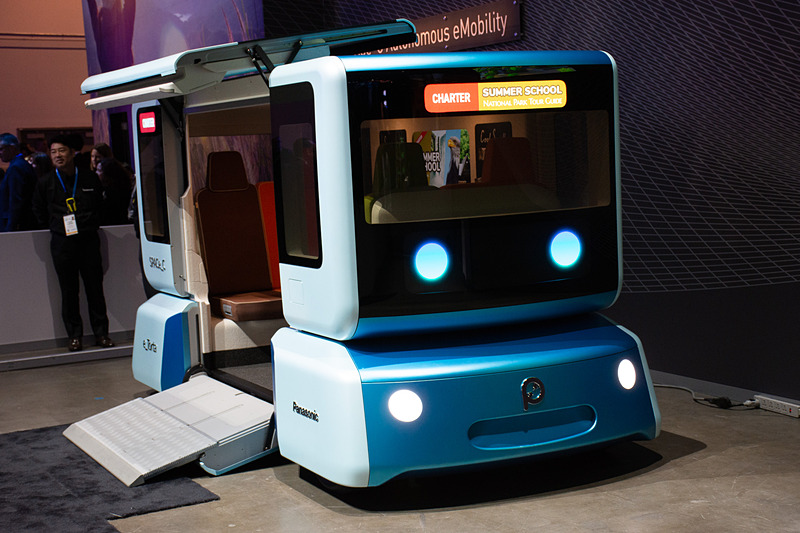 対面式4人乗りキャビンを載せた「SPACe_C」。顔の目に当たる部分は瞬きするかわいらしい作り