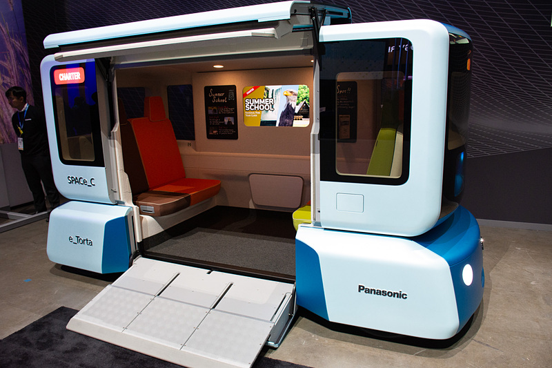 側面の乗車口は上下に大きく開く