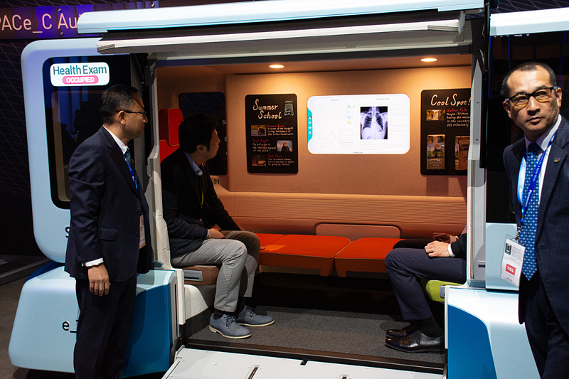 奥の2席がフラットになって診察室に変わった